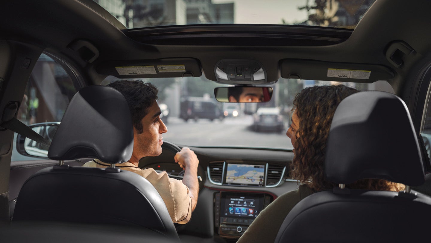 Nuevo INFINITI QX80 Autograph sobre carretera al atardecer